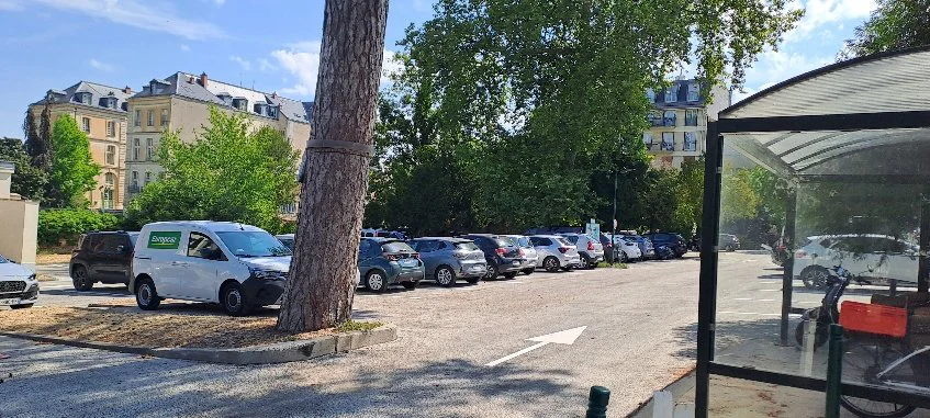 Parking privé — 90 places